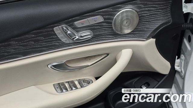 Mercedes-Benz E-Class 2023 — photo 26