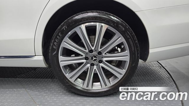 Mercedes-Benz E-Class 2023 — photo 7