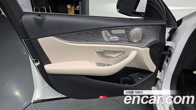 Mercedes-Benz E-Class 2023 — photo 14