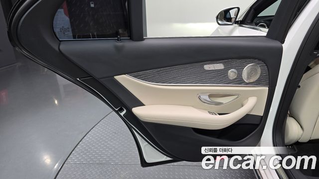 Mercedes-Benz E-Class 2023 — photo 15