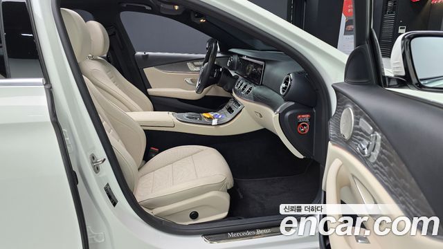 Mercedes-Benz E-Class 2023 — photo 16