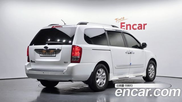Kia Canival 2011 — photo 2