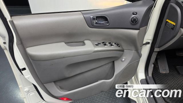 Kia Canival 2011 — photo 14