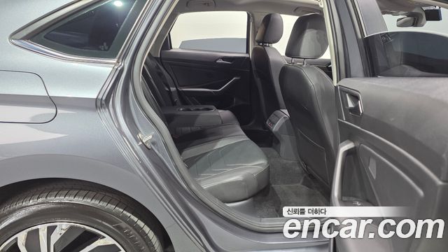 Volkswagen Jetta 2021 — photo 17