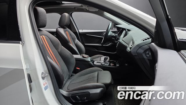 BMW 1-Series 2021 — photo 16