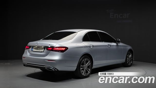 Mercedes-Benz E-Class 2022 — photo 2