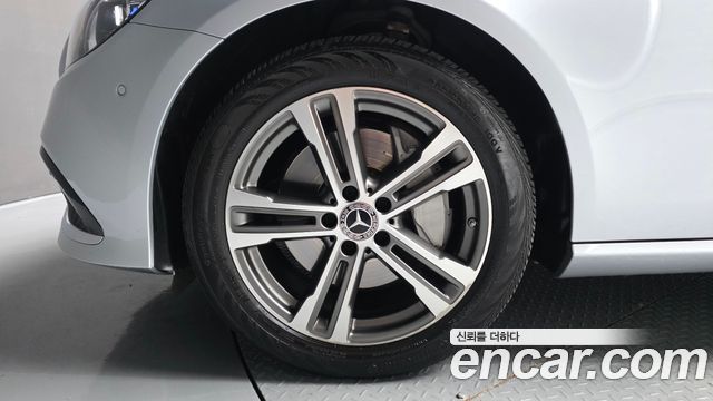 Mercedes-Benz E-Class 2022 — photo 5