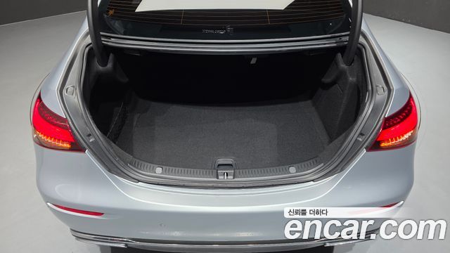 Mercedes-Benz E-Class 2022 — photo 23