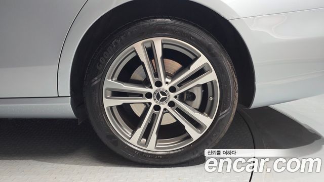 Mercedes-Benz E-Class 2022 — photo 7
