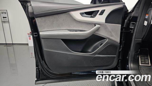 Audi Q8 2021 — photo 14