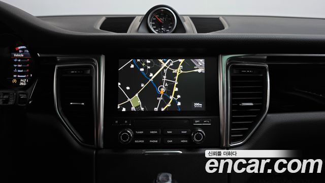 Porsche Macan 2017 — photo 20