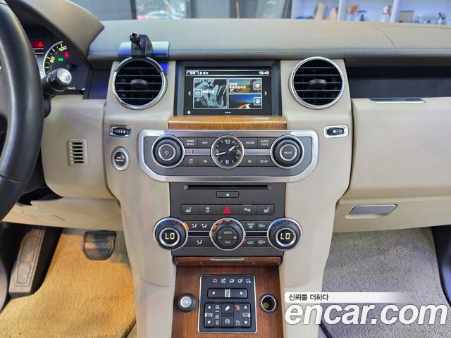 Land Rover Discovery 2016 — photo 11
