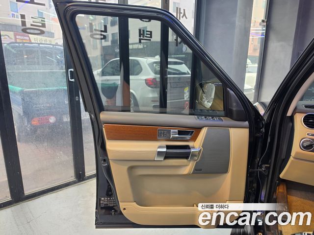 Land Rover Discovery 2016 — photo 13
