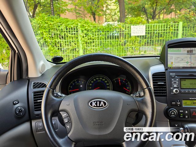 Kia Canival 2010 — photo 8