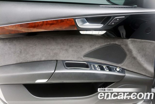 Audi A8 2011 — photo 17