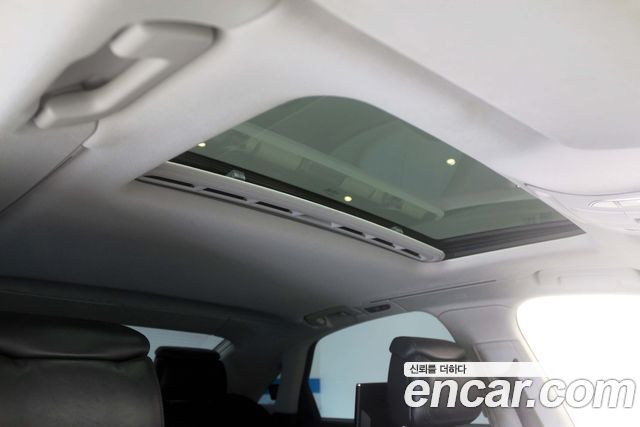 Audi A8 2011 — photo 18