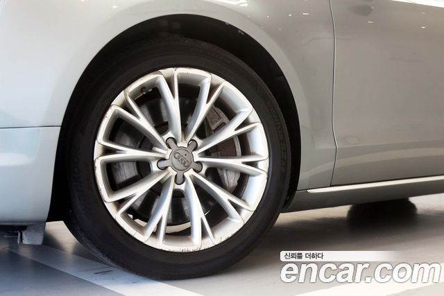 Audi A8 2011 — photo 19