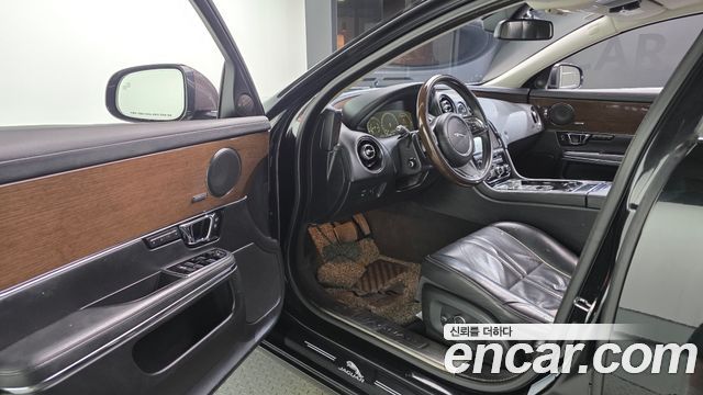 Jaguar XJ 2016 — photo 10