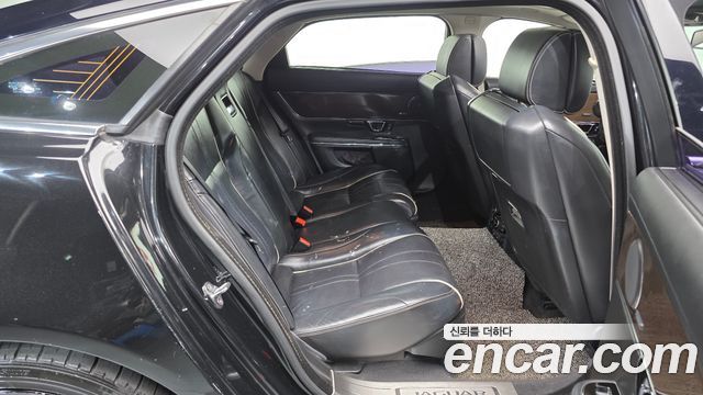 Jaguar XJ 2016 — photo 12