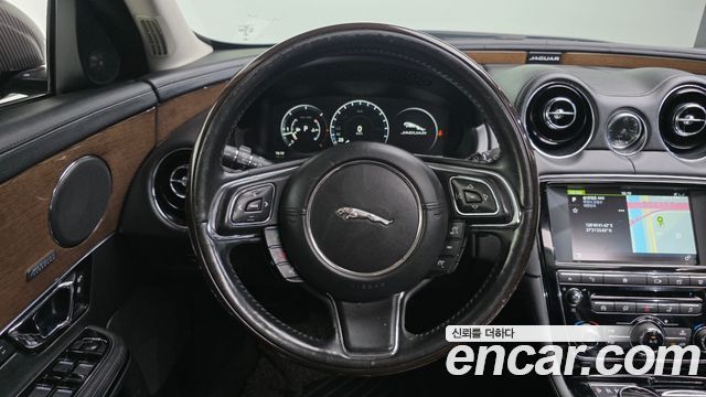 Jaguar XJ 2016 — photo 13