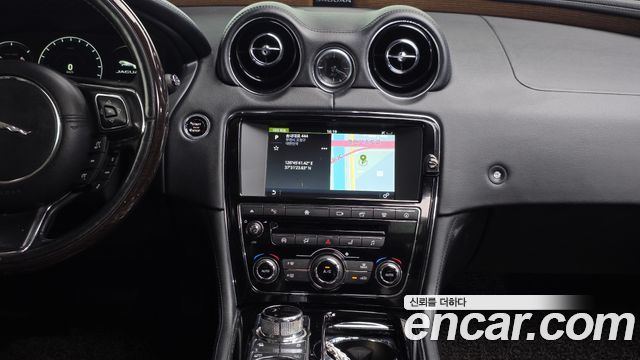 Jaguar XJ 2016 — photo 14