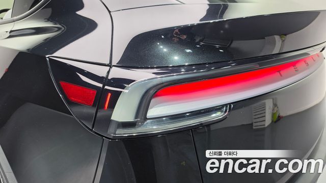 Tesla Model Y 2025 — photo 9