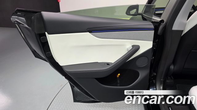 Tesla Model Y 2025 — photo 15