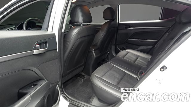 Hyundai AVANTE 2018 — photo 11