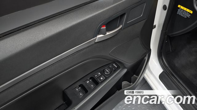 Hyundai AVANTE 2018 — photo 17
