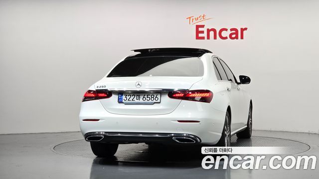 Mercedes-Benz E-Class 2023 — photo 4