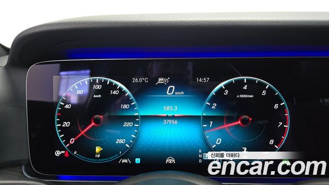 Mercedes-Benz E-Class 2023 — photo 8