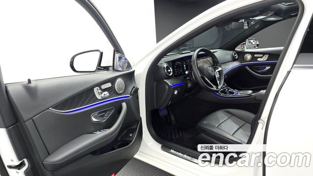 Mercedes-Benz E-Class 2023 — photo 10