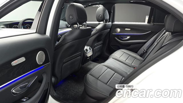 Mercedes-Benz E-Class 2023 — photo 11