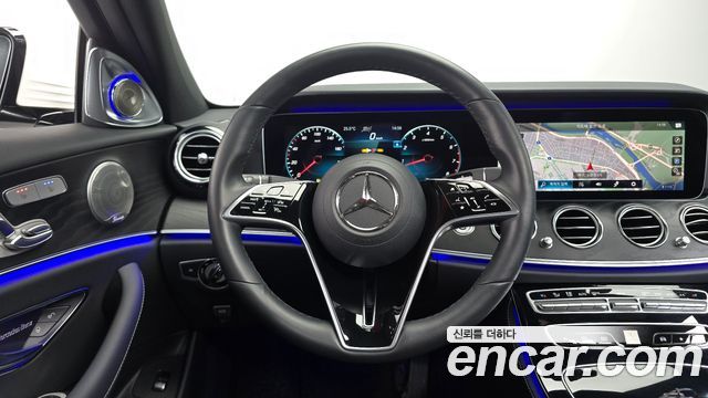 Mercedes-Benz E-Class 2023 — photo 12