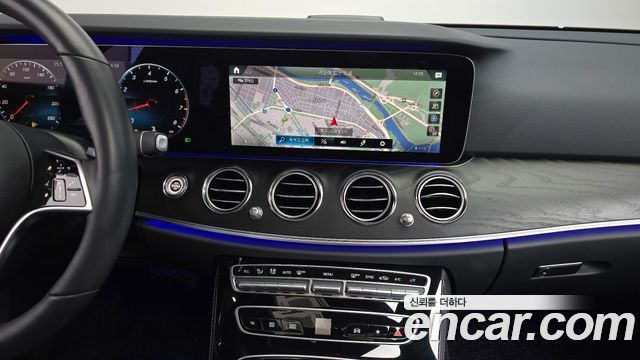 Mercedes-Benz E-Class 2023 — photo 13