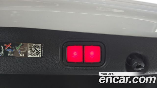 Mercedes-Benz E-Class 2023 — photo 16