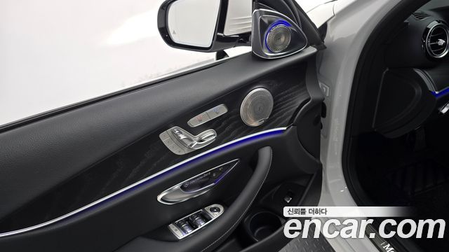 Mercedes-Benz E-Class 2023 — photo 18