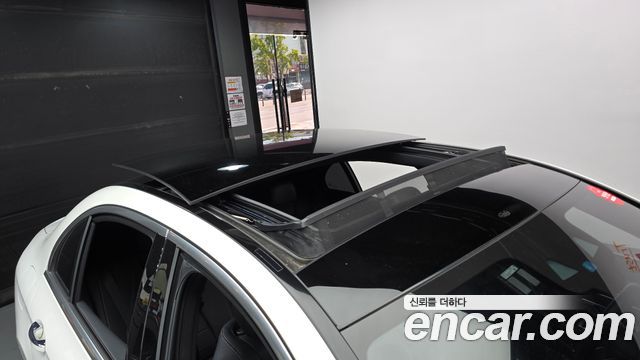 Mercedes-Benz E-Class 2023 — photo 19