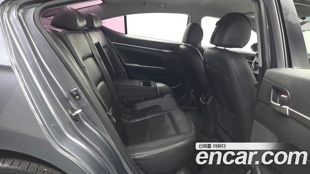 Hyundai AVANTE 2016 — photo 11