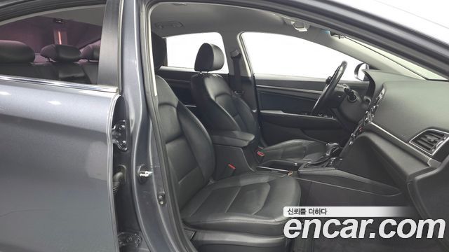 Hyundai AVANTE 2016 — photo 12