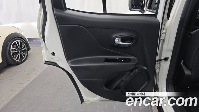 Jeep Renegade 2019 — photo 15