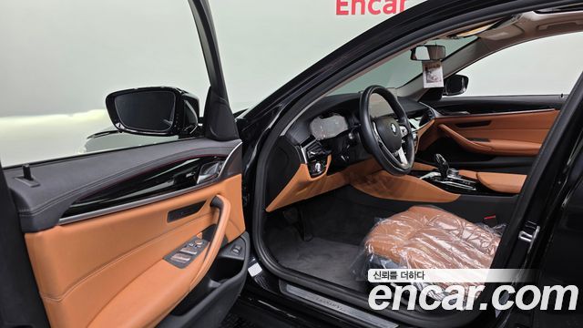 BMW 5-Series 2022 — photo 10