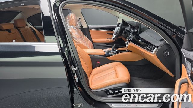 BMW 5-Series 2022 — photo 11