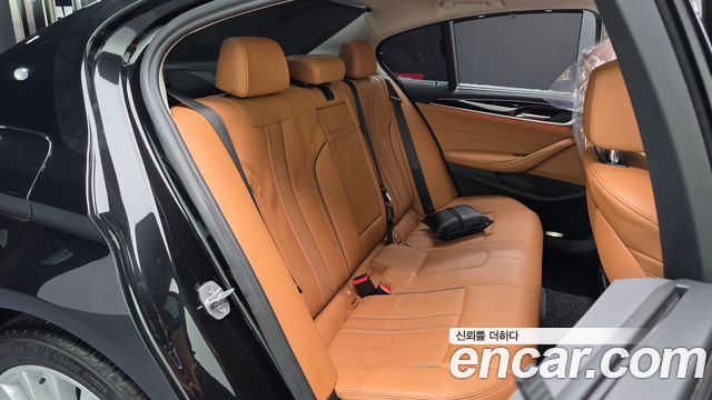 BMW 5-Series 2022 — photo 12