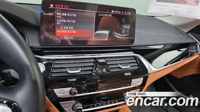 BMW 5-Series 2022 — photo 14