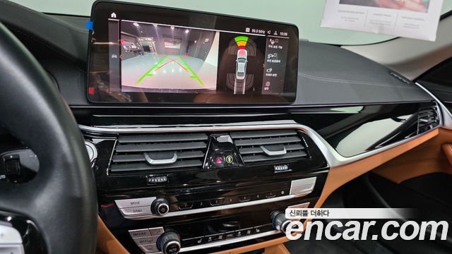 BMW 5-Series 2022 — photo 15