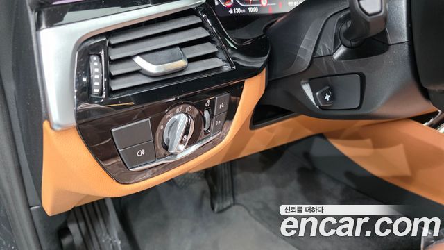 BMW 5-Series 2022 — photo 16