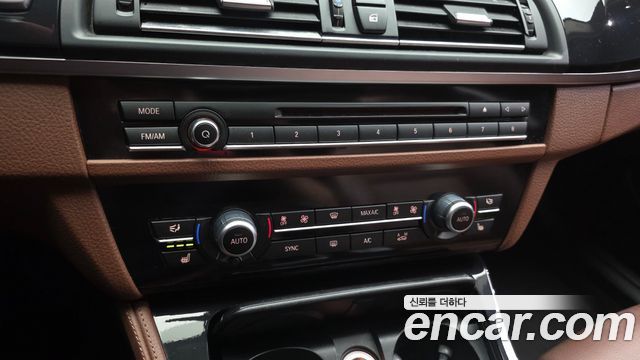 BMW 5-Series 2015 — photo 17
