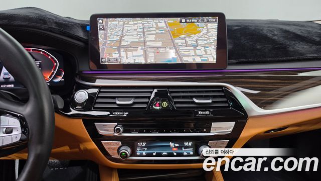 BMW 5-Series 2021 — photo 18