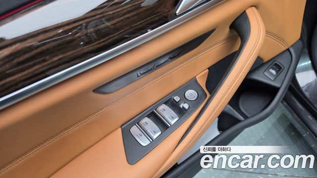 BMW 5-Series 2021 — photo 25